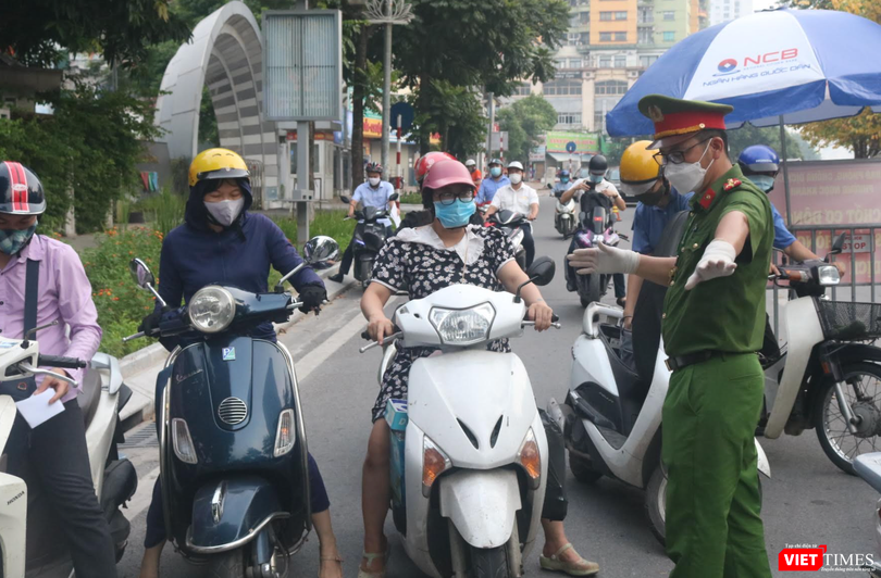 Nhiều chốt kiểm soát trở nên ùn ứ vì cán bộ cần kiểm tra quá nhiều loại giấy tờ hành chính. Ảnh: Minh Thúy.