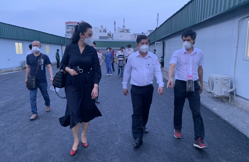 Ông Nguyễn Văn Nên – Bí thư Thành ủy TP. HCM (Thứ 2 từ trái sang) động viên tinh thần các y bác sĩ tại trung tâm hồi sức tích cực người bệnh COVID-19 thuộc Bệnh viện Hữu nghị Việt Đức tại TP. HCM (Ảnh - BVCC)