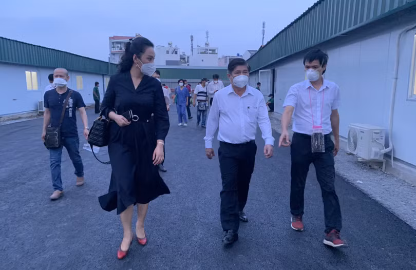 Ông Nguyễn Văn Nên – Bí thư Thành ủy TP. HCM (Thứ 2 từ trái sang) động viên tinh thần các y bác sĩ tại trung tâm hồi sức tích cực người bệnh COVID-19 thuộc Bệnh viện Hữu nghị Việt Đức tại TP. HCM (Ảnh - BVCC)