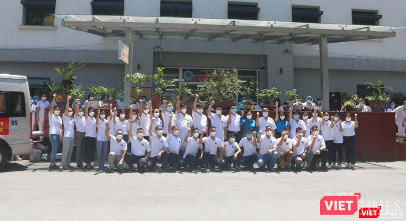 30 bác sĩ, điều dưỡng thể hiện sự quyết tâm chống dịch COVID-19 trước khi lên đường (Ảnh - Minh Thuý)