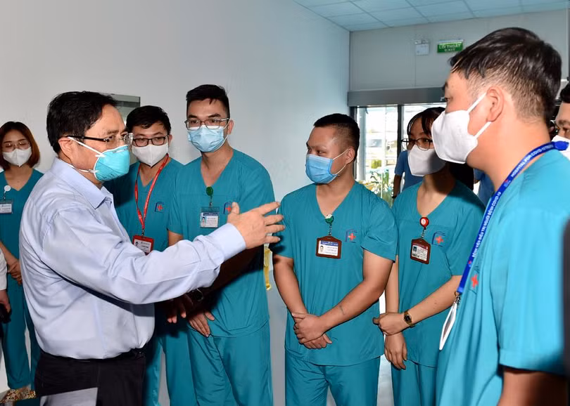 Bệnh viện sẽ huy động khoảng 1.000 nhân viên y tế trong đó 272 bác sĩ và 680 điều dưỡng tới làm việc. (Trong ảnh: Thủ tướng nói chuyện cùng các bác sĩ tại Bệnh viện)
