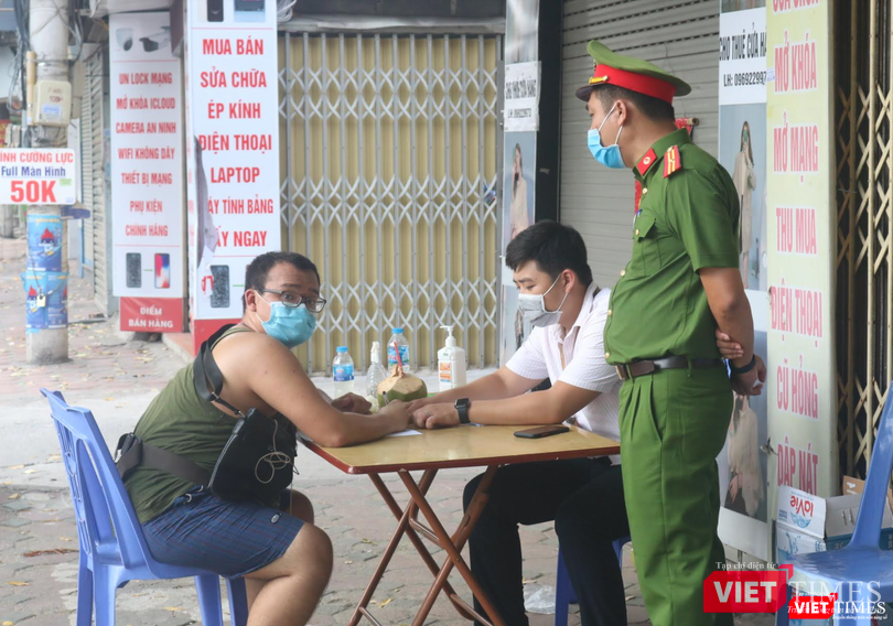 Lực lượng chức năng lập biên bản xử phạt (Ảnh - Minh Thuý)