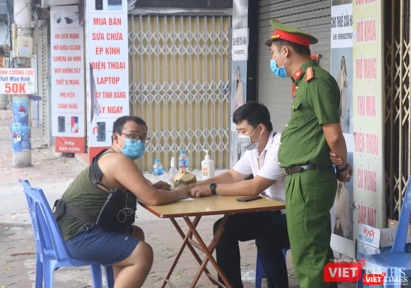 Lực lượng chức năng lập biên bản xử phạt (Ảnh - Minh Thuý)