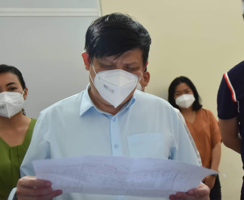 Bộ trưởng Bộ Y tế Nguyễn Thanh Long trực tiếp kiểm tra tiến độ thiết lập trung tâm hồi sức tích cực (Ảnh - Khôi Nguyễn)