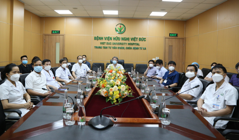 GS.TS Trần Bình Giang – Giám đốc Bệnh viện Hữu nghị Việt Đức-chỉ đạo công tác tiếp nhận và điều trị bệnh nhân COVID-19 tại trung tâm hồi sức tích cực người bệnh COVID-19 (Ảnh - BVCC)