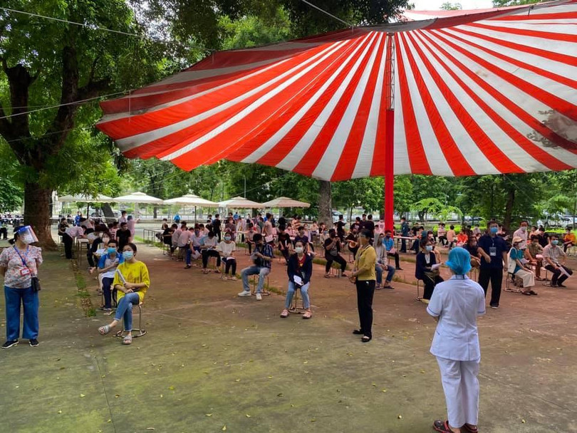 Người dân ngồi chờ đảm bảo khoảng cách chuẩn bị tiêm vaccine phòng COVID-19 (Ảnh - TTYTHBT) Người dân ngồi chờ đảm bảo khoảng cách chuẩn bị tiêm vaccine phòng COVID-19 (Ảnh - TTYTHBT)