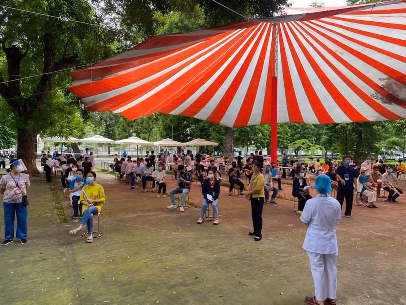 Người dân ngồi chờ đảm bảo khoảng cách chuẩn bị tiêm vaccine phòng COVID-19 (Ảnh - TTYTHBT)