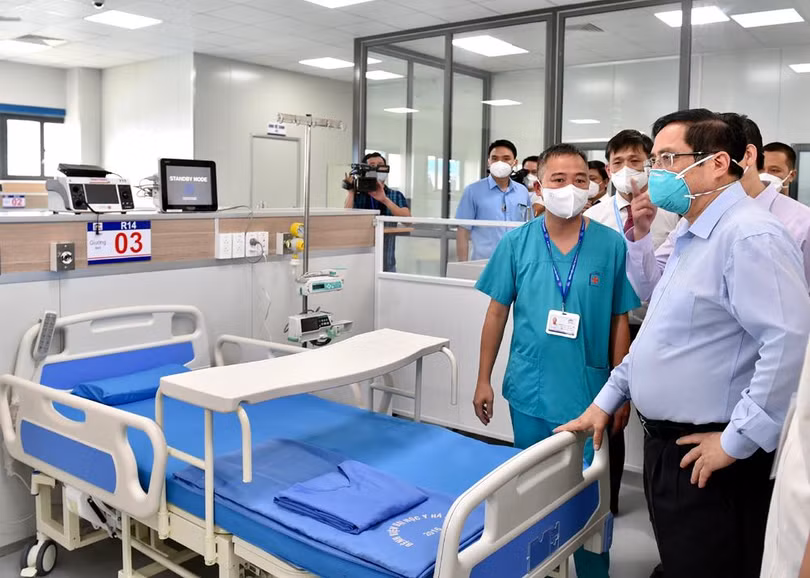 Thủ tướng Phạm Minh Chính kiểm tra Khu điều trị với các giường bệnh tiêu chuẩn và trang thiết bị y tế hiện đại.
