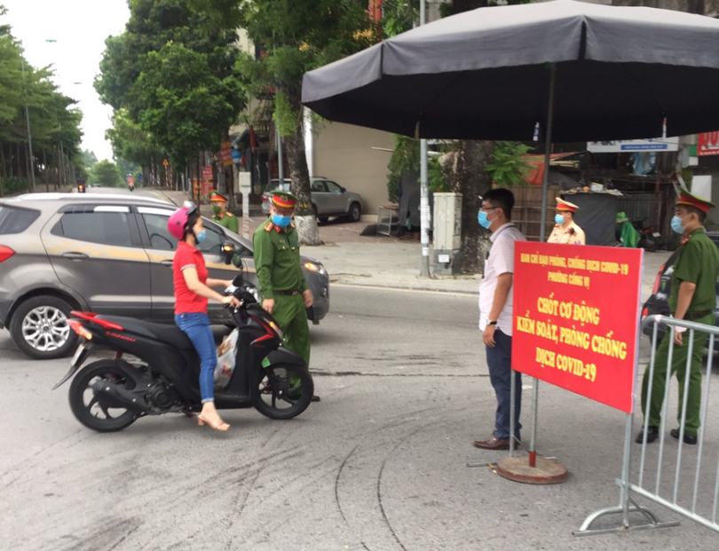 Lực lượng chức năng kiểm tra mọi phương tiện ra vào chốt kiểm soát phòng, chống dịch COVID-19 (Ảnh - UBND Q. Ba Đình) Lực lượng chức năng kiểm tra mọi phương tiện ra vào chốt kiểm soát phòng, chống dịch COVID-19 (Ảnh - UBND Q. Ba Đình)