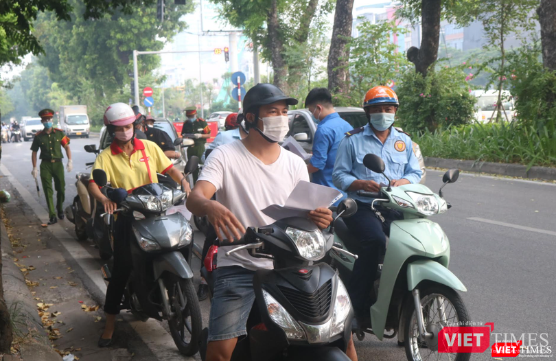 Người dân xếp hàng chờ kiểm tra giấy tờ (Ảnh - Minh Thuý)