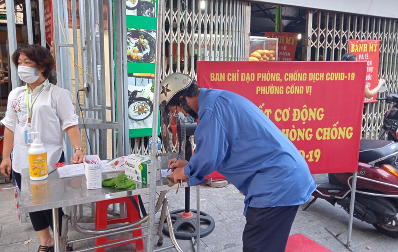 Người dân thực hiện nghiêm quy định phòng, chống dịch trước khi vào chợ (Ảnh - UBND Q. Ba Đình)