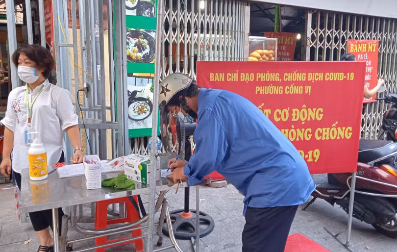 Người dân thực hiện nghiêm quy định phòng, chống dịch trước khi vào chợ (Ảnh - UBND Q. Ba Đình)