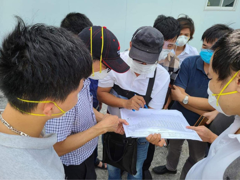 Các chuyên gia của Bệnh viện Hữu nghị Việt Đức khẩn trương thiết lập trung tâm Hồi sức tích cực (Ảnh - Thái Bình)