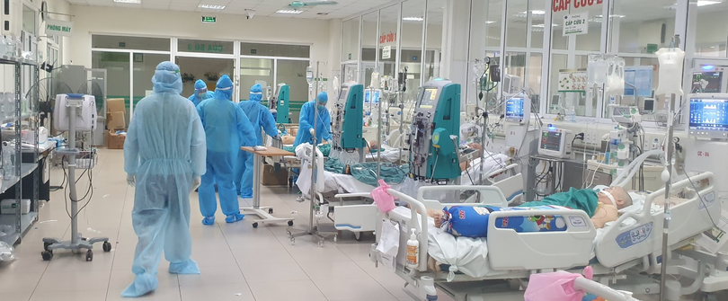 Các bác sĩ điều trị cho bệnh nhân mắc COVID-19 nặng ở Khoa Cấp cứu, Bệnh viện Bệnh Nhiệt đới Trung ương (Ảnh - BVCC)