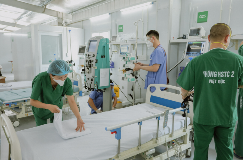 Những trang thiết bị hiện đại được vận chuyển từ Bệnh viện Hữu nghị Việt Đức để thiết lập và vận hành trung tâm Hồi sức tích cực người bệnh COVID-19 tại TP. HCM (Ảnh - BVCC)