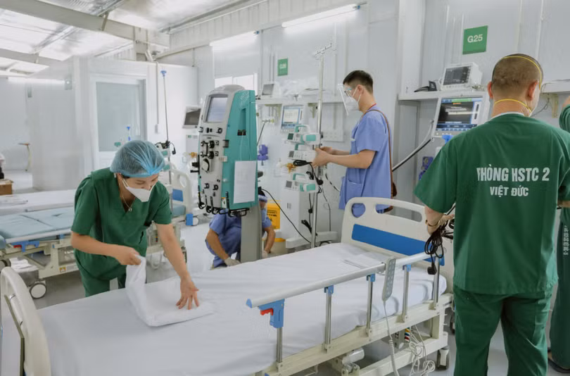 Những trang thiết bị hiện đại được vận chuyển từ Bệnh viện Hữu nghị Việt Đức để thiết lập và vận hành trung tâm Hồi sức tích cực người bệnh COVID-19 tại TP. HCM (Ảnh - BVCC)