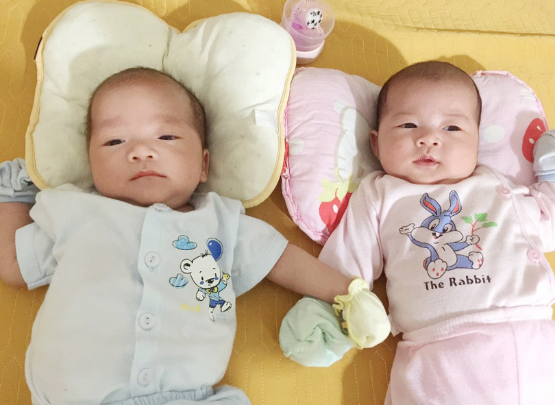 Hai thiên thần nhỏ của gia đình anh Lê Hồng Sơn và chị Phạm Thị Ngoan sau 4 năm chạy chữa hiếm muộn (Ảnh - BVCC)