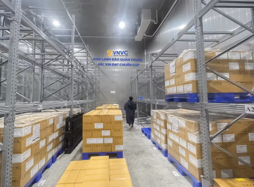 Bên trong kho lạnh bảo quản vaccine phòng COVID-19 của VNVC (Ảnh - VNVC)