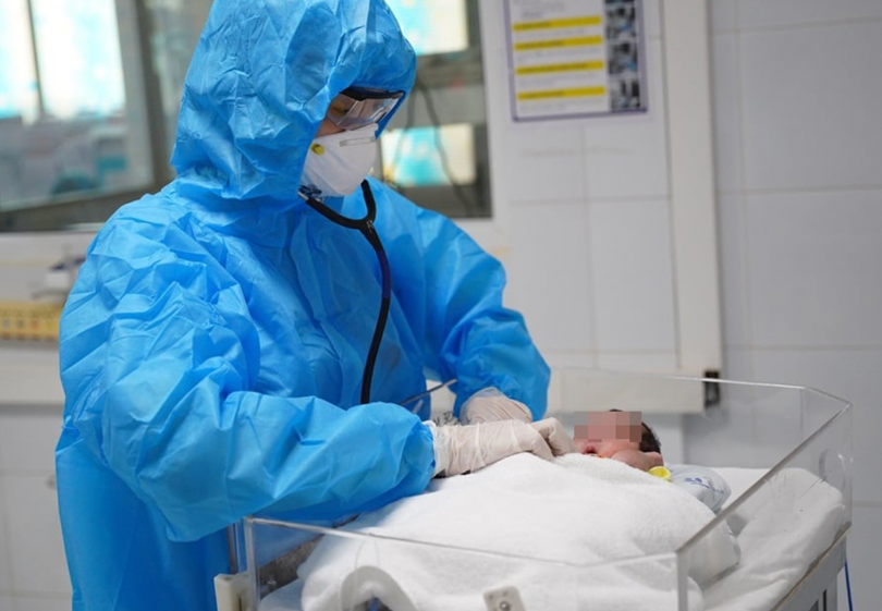 Bác sĩ thăm khám cho trẻ tại Bệnh viện Nhi Trung ương (Ảnh - BVCC)