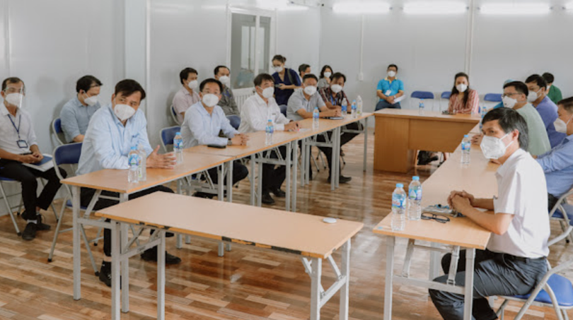 Ông Lê Hòa Bình – Phó Chủ tịch UBND TP.HCM - gửi lời cảm ơn lãnh đạo Bệnh viện Hữu nghị Việt Đức và các cán bộ, y bác sĩ của Bệnh viện không quản ngày đêm từ những ngày đầu tiên thành lập trung tâm hồi sức tích cực người bệnh COVID-19 và tiếp nhận những bệnh nhân COVID-19 đầu tiên vào ngày 11/8, chung tay cùng TP. HCM chống dịch COVID-19. Thành phố đang trải qua thời kỳ khó khăn do ảnh hưởng của làn sóng COVID-19, sự tiếp sức của các y bác sĩ Bệnh viện Hữu nghị Việt Đức sẽ tăng thêm niềm tin cho người dân có thêm động lực vượt qua khó khăn trong đại dịch COVID-19 (Ảnh - BVCC)