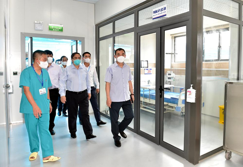 Thủ tướng tham quan buồng áp lực âm. Mỗi một khối nhà điều trị có một buồng áp lực âm đã được vận hành thử nghiệm để sẵn sàng đưa vào sử dụng