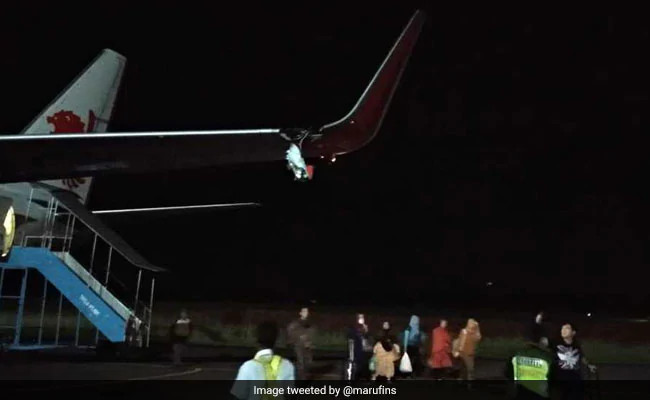 Ảnh chụp từ mạng xã hội chiếc máy bay gặp sự cố trên đường băng của hàng không giá rẻ Lion Air.