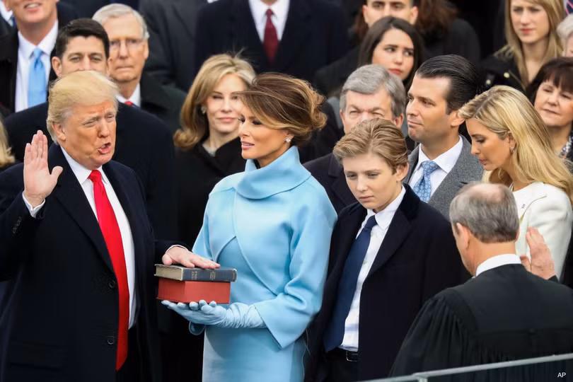 Một giờ sau khi tổng thống Trump tuyên thệ nhậm chức, ông đã đưa dòng tweet đầu tiên sau lễ nhậm chức của mình tới hàng triệu người theo dõi qua tài khoản cá nhân trên mạng xã hội Twitter