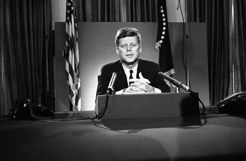Tổng thống John F. Kennedy sử dụng truyền hình để phát biểu trước quốc gia