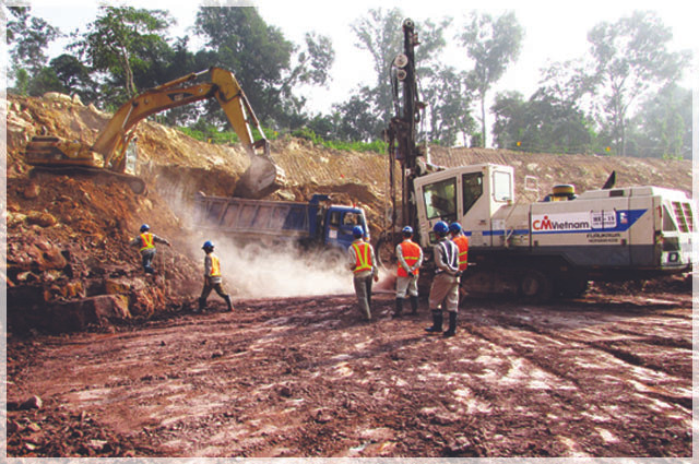 Công nhân và phương tiện của CMVietnam trên công trường thủy điện Xepian - Xe Nam Noy. (Ảnh: CMVietnam)