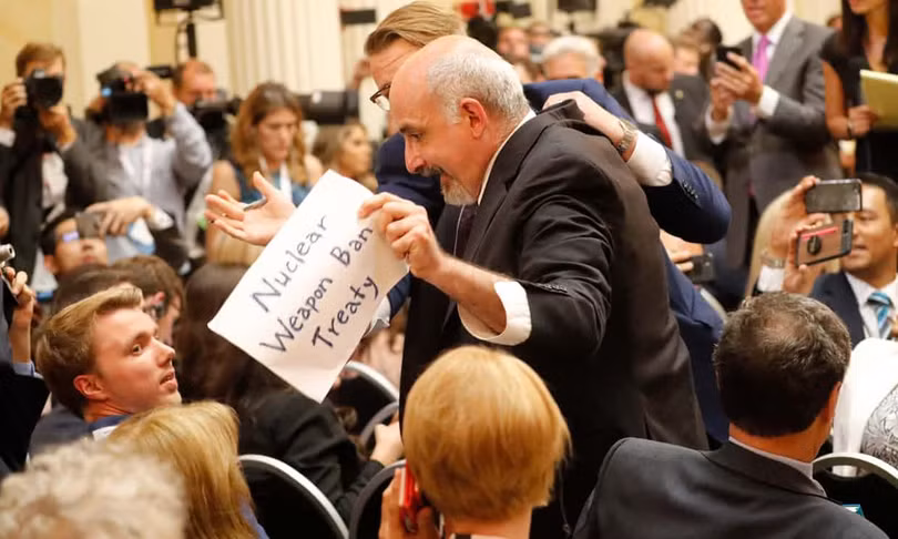 Người đàn ông bị cưỡng chế ra khỏi cuộc họp.