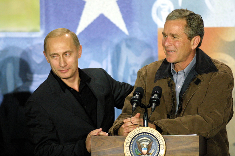 Ông Bush và ông Putin nói chuyện vào 15.11.2001 trong chuyến viếng thăm trường trung học Crawford tại Crawford, Texas.