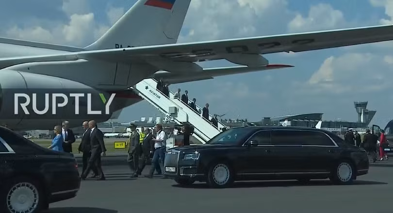 Phái đoàn của tổng thống Nga ra phía cửa sau máy bay.