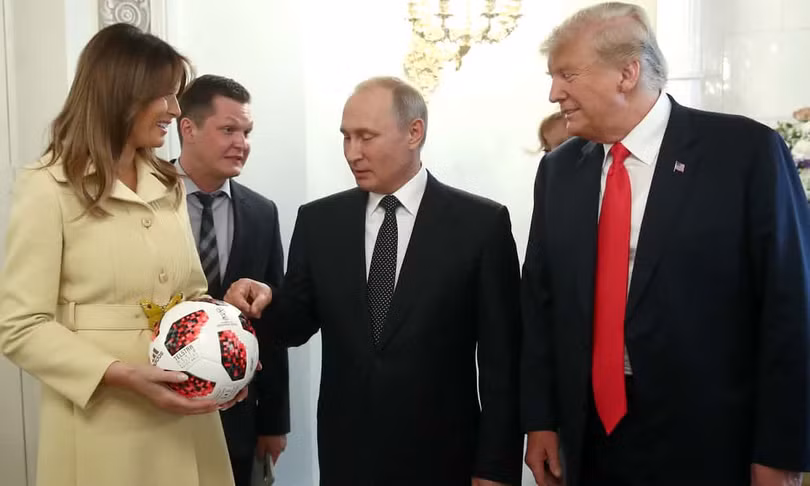 Bà Melania cầm trong tay quả bóng World Cup mà ông Putin tặng cho ông Trump.