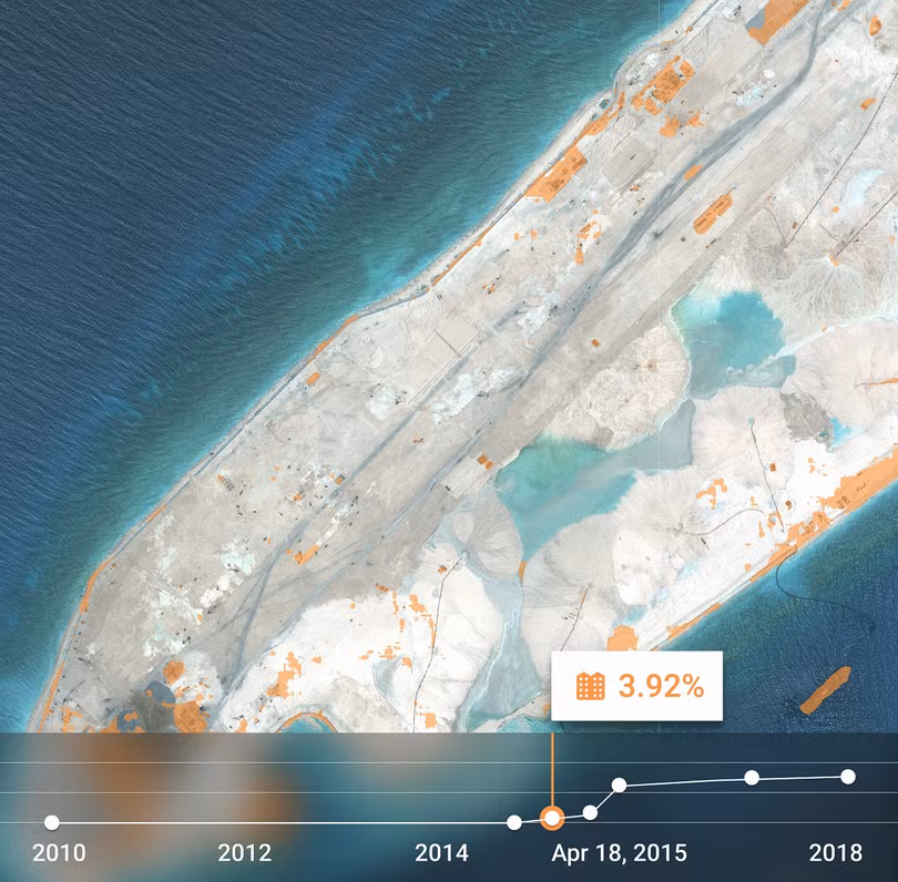 Ảnh ngày 18.4.2015, Đá Chữ Thập có 0,13km2 công trình xây dựng phi pháp của Trung Quốc.