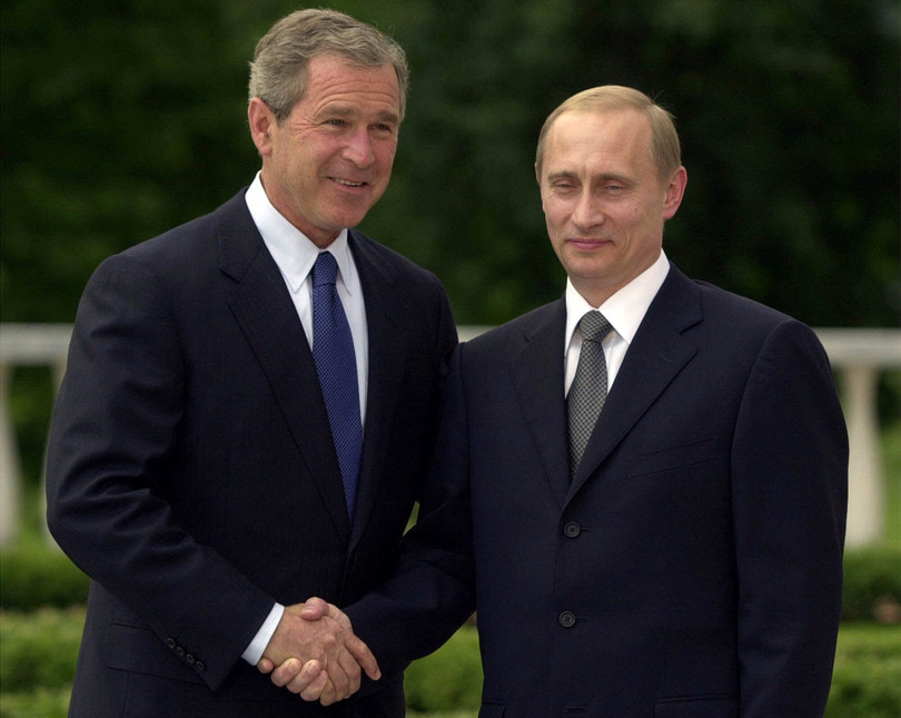 Ông Bush bắt tay ông Putin trong vườn của lâu đài Brdo gần Ljubljana, Slovenia vào 16.6.2001 trong một cuộc họp thượng đỉnh.