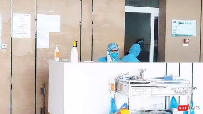 Các bác sĩ làm việc tại Khoa Cấp cứu, Bệnh viện Bệnh viện Bệnh Nhiệt đới Trung ương cơ sở 2. Ảnh: Minh Thúy 