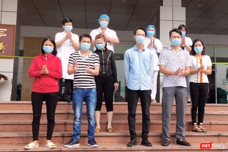 Các bệnh nhân mắc COVID-19 được công bố khỏi bệnh tại Bệnh viện Bệnh Nhiệt đới Trung ương cơ sở 2. Ảnh: Minh Thúy 