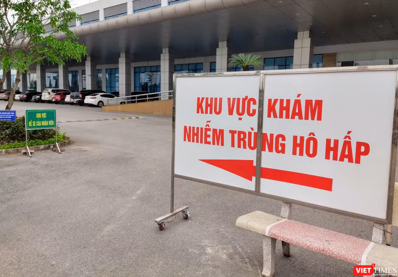 Khu vực khám nhiễm trùng hô hấp tại Bệnh viện Bệnh Nhiệt đới Trung ương. Ảnh: Minh Thúy 