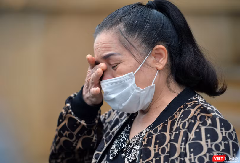 Nhân viên cung cấp nước sôi ở Bệnh viện Bạch Mai mắc COVID-19 bật khóc trong ngày khỏi bệnh. Ảnh: Hoàng Anh 