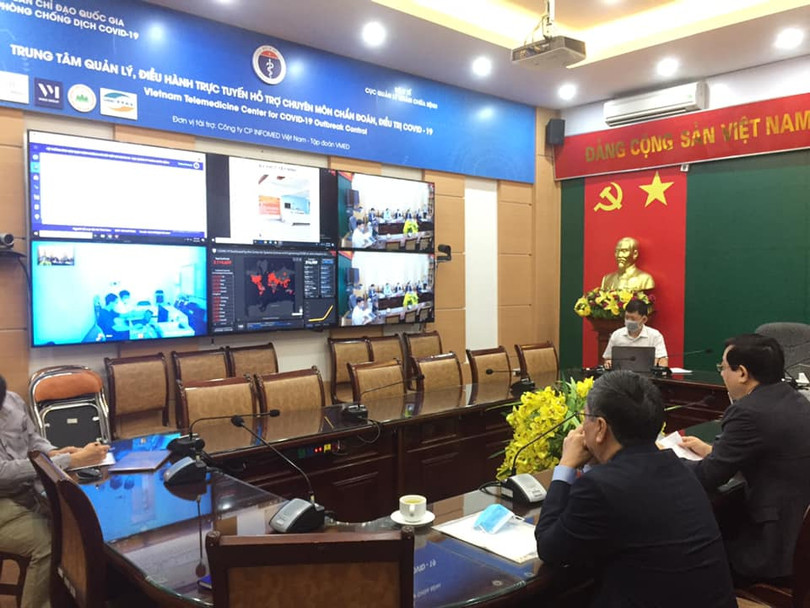 Hội chẩn bệnh nhân nặng mắc COVID-19. Ảnh: Lê Hảo