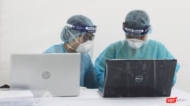 Nhân viên y tế tại trạm xét nghiệm nhanh COVID-19 (Ảnh: Minh Thúy) 