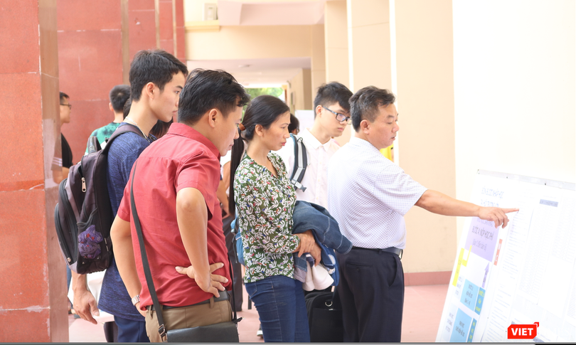 Phụ huynh học sinh xem thông tin tuyển sinh. Ảnh: Minh Thúy 