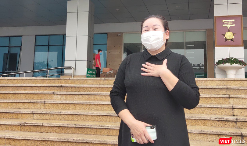 Nữ điều dưỡng Phòng khám ngoại trú HIV ở Bệnh viện Bạch Mai tâm sự trong ngày được công bố khỏi bệnh. Ảnh: Minh Thúy 