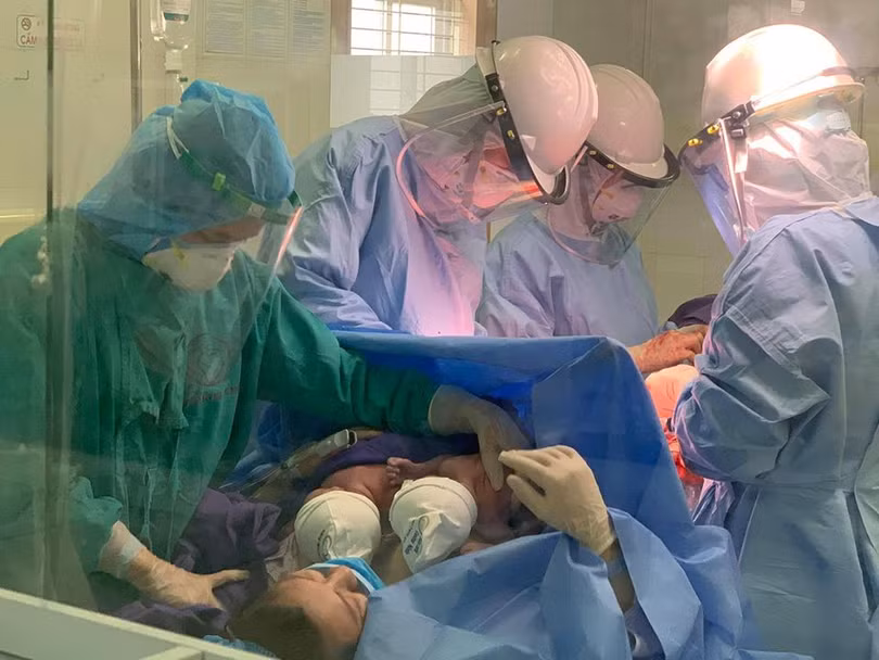 Ê kíp phẫu thuật cho sản phụ T. Ảnh: BVCC