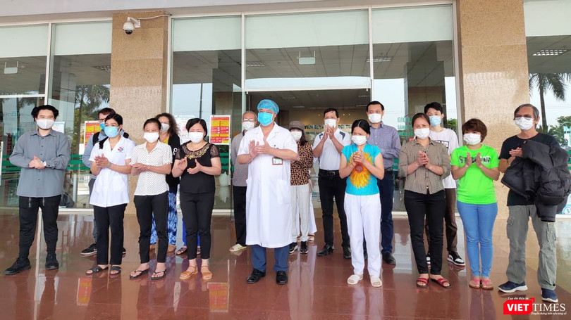 Bệnh nhân mắc COVID-19 được công bố khỏi bệnh tại Bệnh viện Bệnh Nhiệt đới Trung ương cơ sở 2. Ảnh: Minh Thúy 