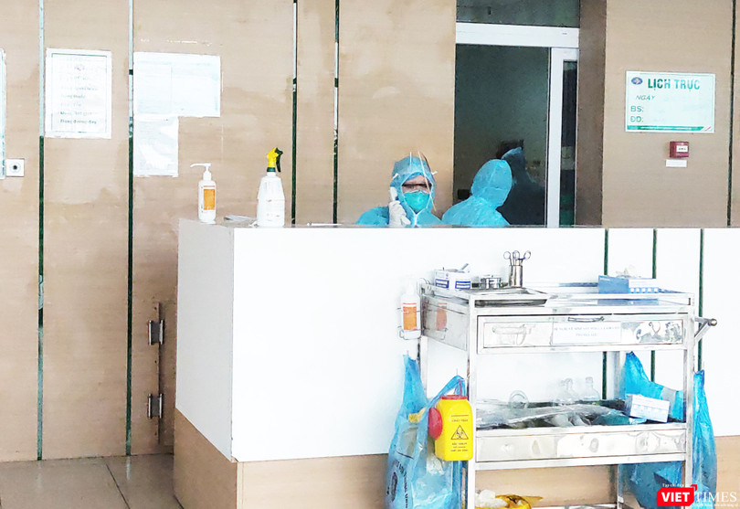 Bác sĩ tại Khoa Cấp cứu, Bệnh viện Bệnh Nhiệt đới Trung ương. Ảnh: Minh Thúy 