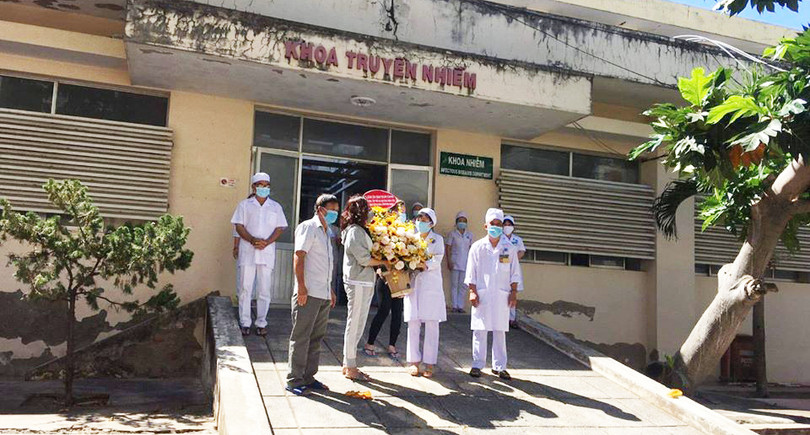 Các bệnh nhân được công bố khỏi bệnh tặng hoa cảm ơn tập thể các bác sĩ Khoa Truyền nhiễm, tại Bệnh viện Đa khoa tỉnh Bình Thuận. Ảnh: Phạm Hằng