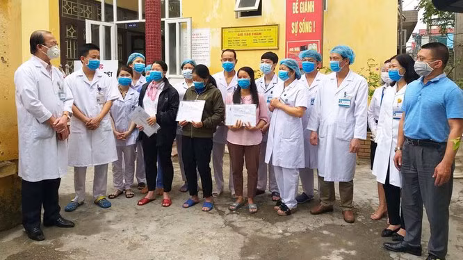 3 bệnh nhân mắc COVID-19 tại Bệnh viện Đa khoa tỉnh Hà Nam được công bố khỏi bệnh, trong đó có bệnh nhân 188. Ảnh: Phạm Hằng