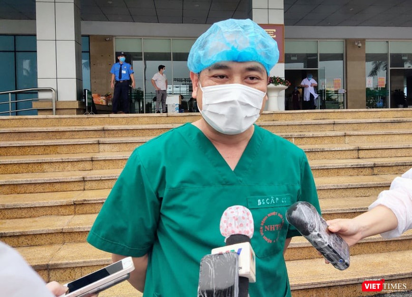 ThS. BS. Nguyễn Trung Cấp – Trưởng khoa Cấp cứu, Bệnh viện Bệnh Nhiệt đới Trung ương cơ sở 2. Ảnh: Minh Thúy 