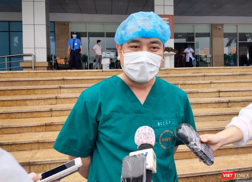 ThS. BS. Nguyễn Trung Cấp – Trưởng khoa Cấp cứu, Bệnh viện Bệnh Nhiệt đới Trung ương cơ sở 2. Ảnh: Minh Thúy 